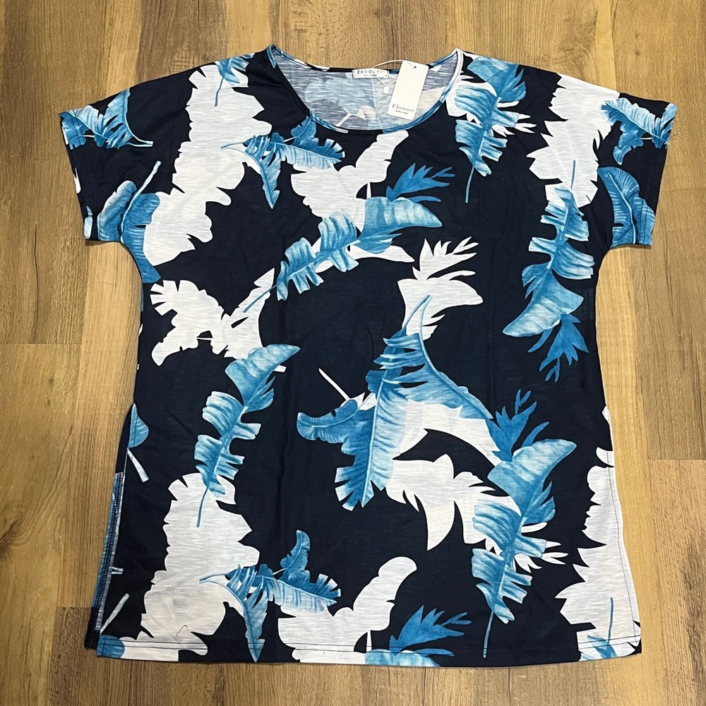 Ekouaer size M shirt